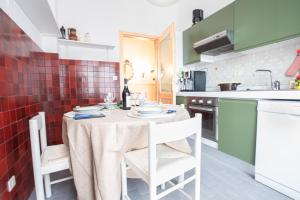 Køkken eller tekøkken på Paradiso Al Mare shared pool - Happy Rentals