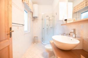 Et badeværelse på Paradiso Al Mare shared pool - Happy Rentals