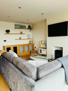 TV a/nebo společenská místnost v ubytování Penthouse Apartment - Town Centre, Sea Views, Secure Parking + 23 fotografií