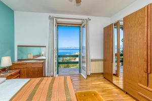 Postel nebo postele na pokoji v ubytování Sea View Home Marianne 200m from sea - Happy Rentals