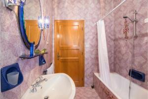 Kúpeľňa v ubytovaní Family Friendly Villa Giulia with pool - Happy Rentals