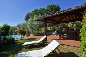 un patio avec des chaises et un pavillon et une piscine dans l'établissement Casa Citille - Happy Rentals, à Greve in Chianti