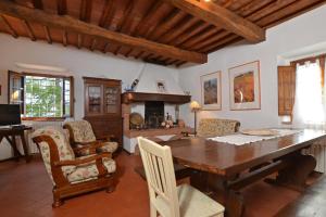 une salle à manger avec une table et une cheminée dans l'établissement Casa Citille - Happy Rentals, à Greve in Chianti