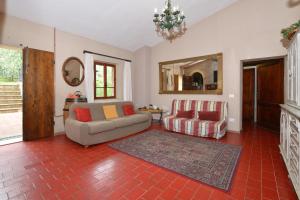 A seating area at Casale Vittoria - Happy Rentals