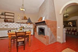 A kitchen or kitchenette at Casale Vittoria - Happy Rentals
