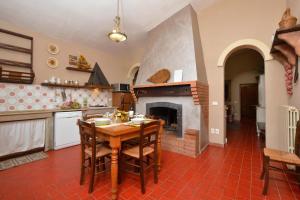 A kitchen or kitchenette at Casale Vittoria - Happy Rentals