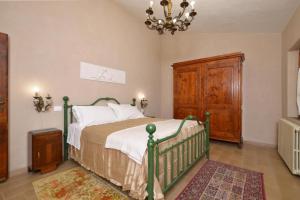 A bed or beds in a room at Casale Vittoria - Happy Rentals