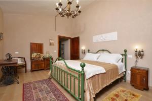 A bed or beds in a room at Casale Vittoria - Happy Rentals