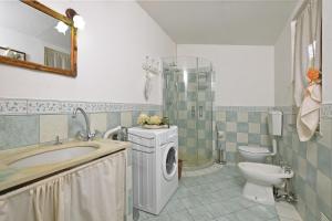 A bathroom at Casale Vittoria - Happy Rentals