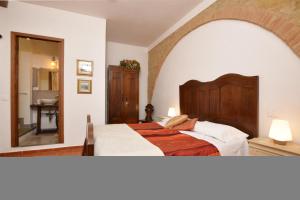 A bed or beds in a room at Casale Vittoria - Happy Rentals