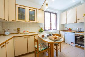 A kitchen or kitchenette at Appartamento Gaya Stresa Center - Happy Rentals