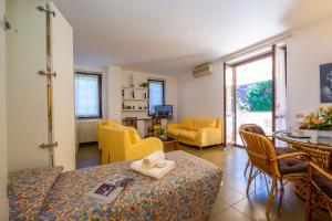 A seating area at Appartamento Gaya Stresa Center - Happy Rentals