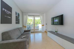 Televízia a/alebo spoločenská miestnosť v ubytovaní Rivoltella Apt With Pool 600m From Lake - Happy Rentals