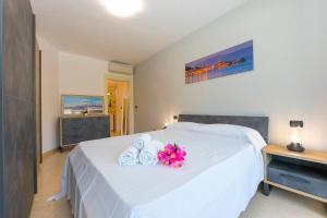 Posteľ alebo postele v izbe v ubytovaní Rivoltella Apt With Pool 600m From Lake - Happy Rentals
