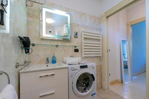 Kúpeľňa v ubytovaní Rivoltella Apt With Pool 600m From Lake - Happy Rentals