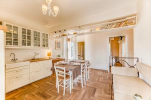 Η κουζίνα ή μικρή κουζίνα στο Terrazza Apuana A Few Steps From The Sea - Happy Rentals