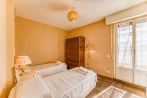 Ένα ή περισσότερα κρεβάτια σε δωμάτιο στο Terrazza Apuana A Few Steps From The Sea - Happy Rentals