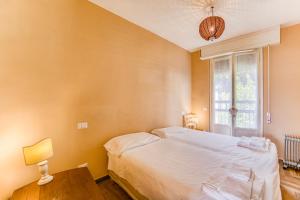 Ένα ή περισσότερα κρεβάτια σε δωμάτιο στο Terrazza Apuana A Few Steps From The Sea - Happy Rentals