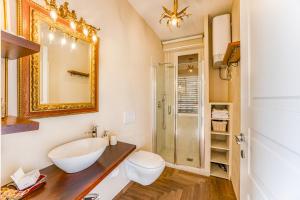 Ένα μπάνιο στο Terrazza Apuana A Few Steps From The Sea - Happy Rentals +14 φωτογραφίες