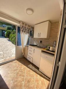 Kuchyň nebo kuchyňský kout v ubytování Apartments Bibic