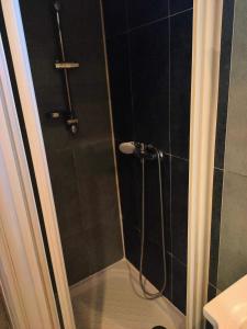a bathroom with a shower with a glass door at Appartement moderne à Clichy, 35 m², idéal pour 4 personnes. in Clichy +6 photos