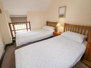 two beds in a small room with two beds sidx sidx sidx at Downsdale Cottage in Flash