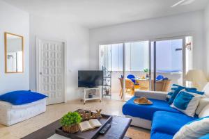 Televízia a/alebo spoločenská miestnosť v ubytovaní Calahonda Frontline Beach Algaida - Happy Rentals