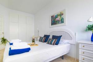 Posteľ alebo postele v izbe v ubytovaní Calahonda Frontline Beach Algaida - Happy Rentals