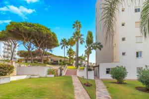 Vonkajšia záhrada v ubytovaní Calahonda Frontline Beach Algaida - Happy Rentals