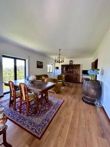 ein Wohnzimmer mit einem Tisch und einem Weinfass in der Unterkunft Casa de Fráguas in Arouca
