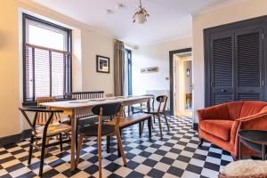 インバネスにあるLachie's Townhouseのテーブルと椅子のあるダイニングルーム