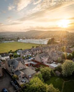 インバネスにあるLachie's Townhouseの家屋・畑の空中風景