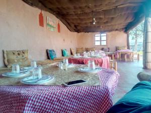 Pokój z dwoma stołami z czerwoną i białą tkaniną w obiekcie Sumptuous Villa in Aït Ben Haddou with Private Pool w mieście Ajt Bin Haddu