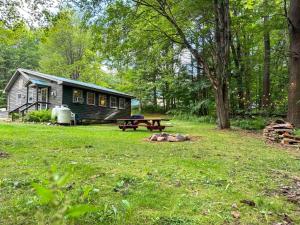 Garður fyrir utan 1 Mi to Brantingham Lake New York Getaway!