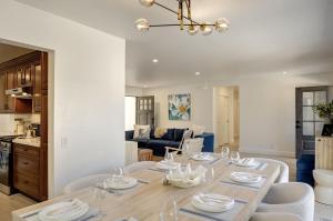 Ein Sitzbereich in der Unterkunft 3944 Seaside Bash home
