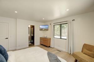 Ein Bett oder Betten in einem Zimmer der Unterkunft 3944 Seaside Bash home