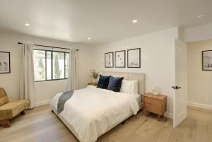 Ein Bett oder Betten in einem Zimmer der Unterkunft 3944 Seaside Bash home