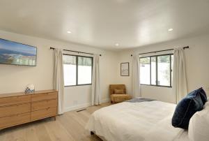 Ein Bett oder Betten in einem Zimmer der Unterkunft 3944 Seaside Bash home
