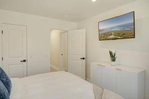 Ein Bett oder Betten in einem Zimmer der Unterkunft 3944 Seaside Bash home