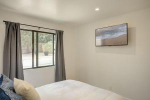 Ein Bett oder Betten in einem Zimmer der Unterkunft 3944 Seaside Bash home