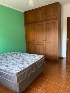 En eller flere senge i et værelse på Casa espaçosa em americana