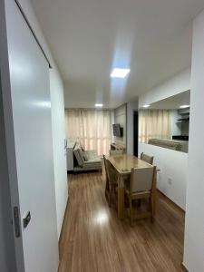 Apartamento com lazer e spa的休息区