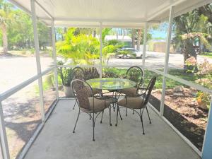 Taman di luar Manatee Spacious Updated On River 1 Mi to Beach Kit W&D