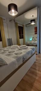 Una cama o camas en una habitación de City Center Design House