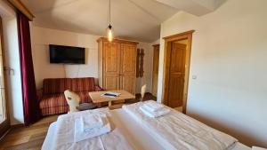 Rúm í herbergi á Absolute Active Resort Margret