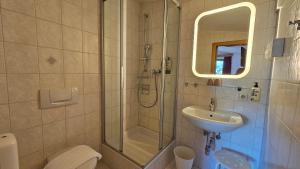 Koupelna v ubytování Absolute Active Resort Margret + 37 fotografií