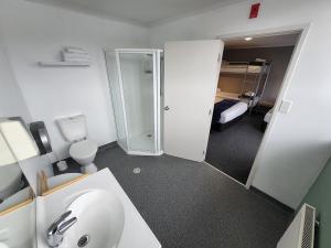 Postel nebo postele na pokoji v ubytování LKNZ Lodge & Cafe