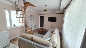 Μια τηλεόραση ή/και κέντρο ψυχαγωγίας στο Cozy Duplex Next to Green Masjid