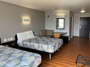 Postel nebo postele na pokoji v ubytování Motel 6-Weslaco, TX