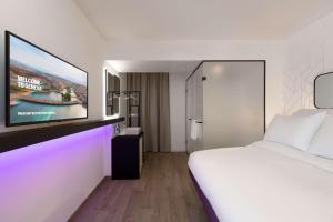 Postel nebo postele na pokoji v ubytování YOTEL Geneva Lake
